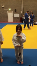 Eline wint de judoka dan de dag beker